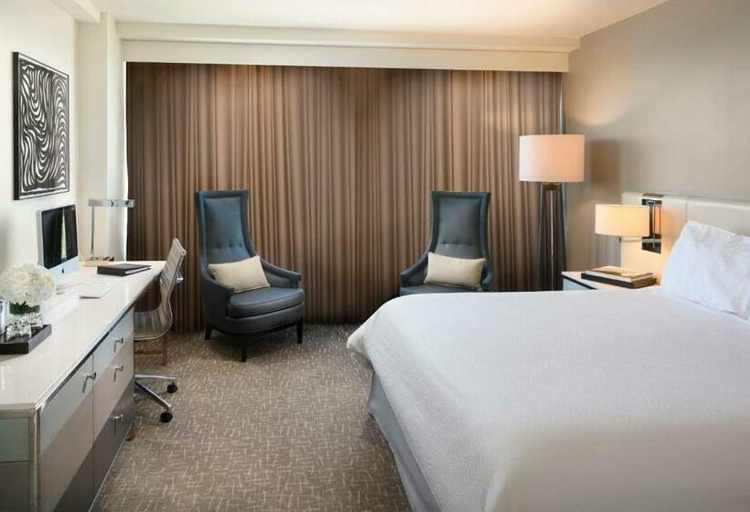带大床的标准间, Fontainebleau Miami Beach