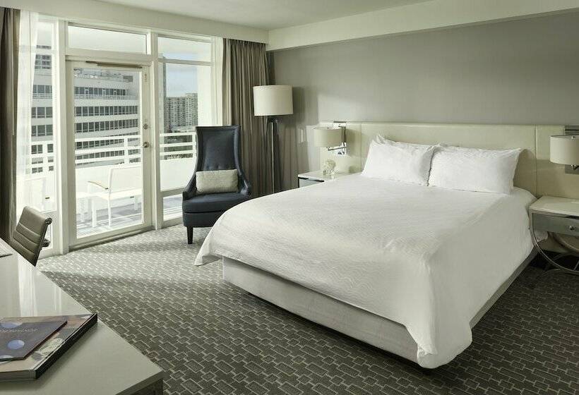 Quarto Deluxe com Sacada, Fontainebleau Miami Beach