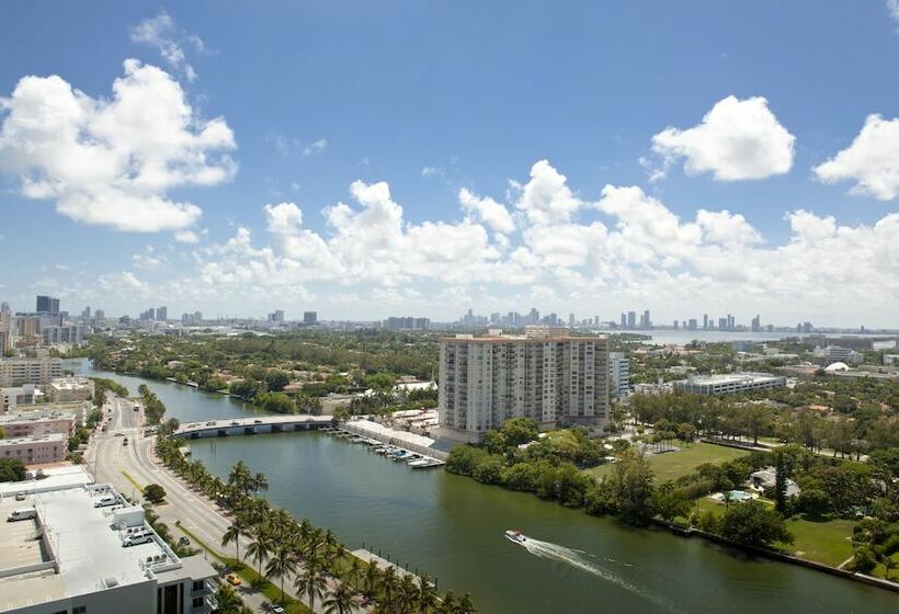 带阳台的豪华间, Fontainebleau Miami Beach