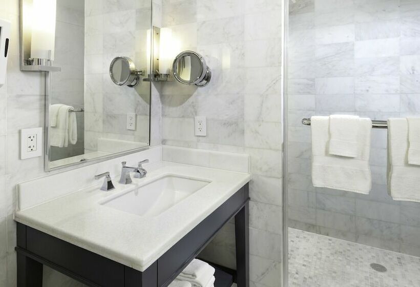 Júnior Suíte Cama Queen, Fontainebleau Miami Beach