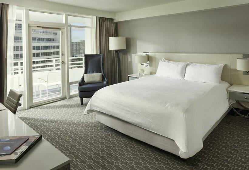 Quarto Deluxe com Sacada, Fontainebleau Miami Beach