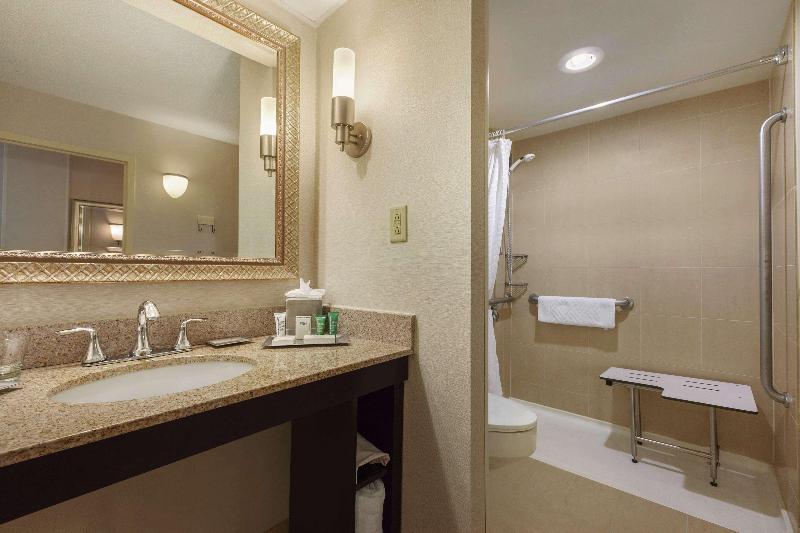 Standardzimmer Kingsize Bett, Hilton Fort Wayne At The Grand Wayne Convention Center
