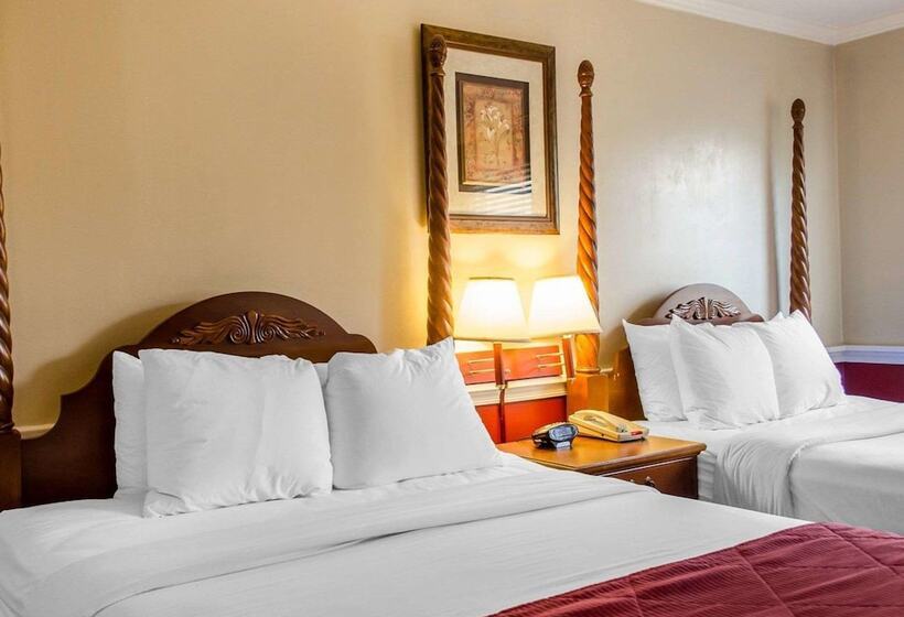 带2个双人床的标准工作室, Clarion Inn Strasburg  Lancaster