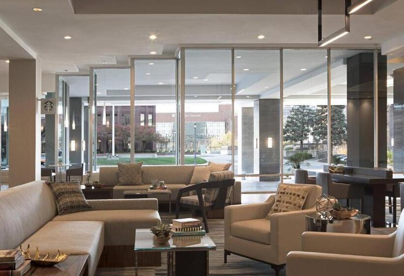 带城市景观和大床的豪华房间, Kansas City Marriott Country Club Plaza