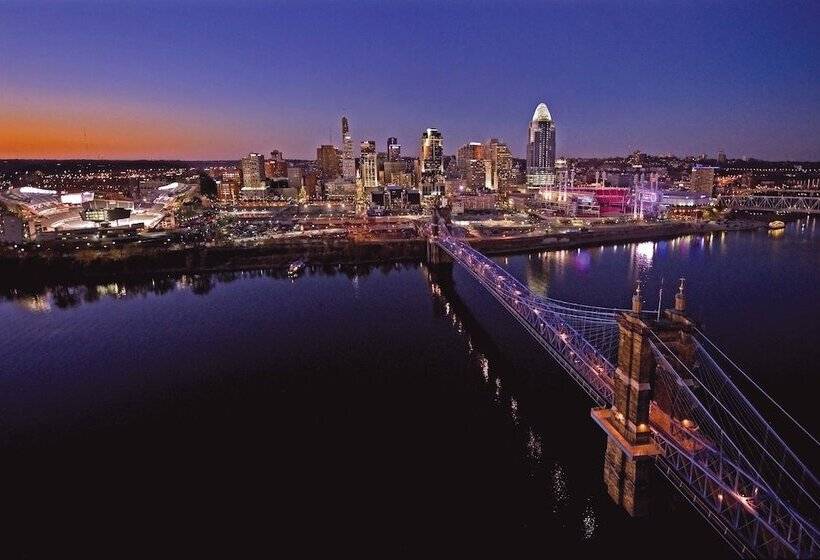 Номер Стандарт 2 Двуспальные Кровати, Hilton Cincinnati Netherland Plaza