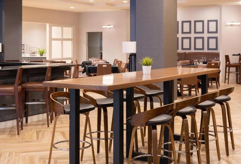 Номер Клуб, Sheraton Detroit Novi