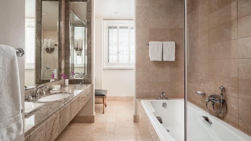 استودیو استاندارد با تخت کینگ, Beverly Wilshire, A Four Seasons