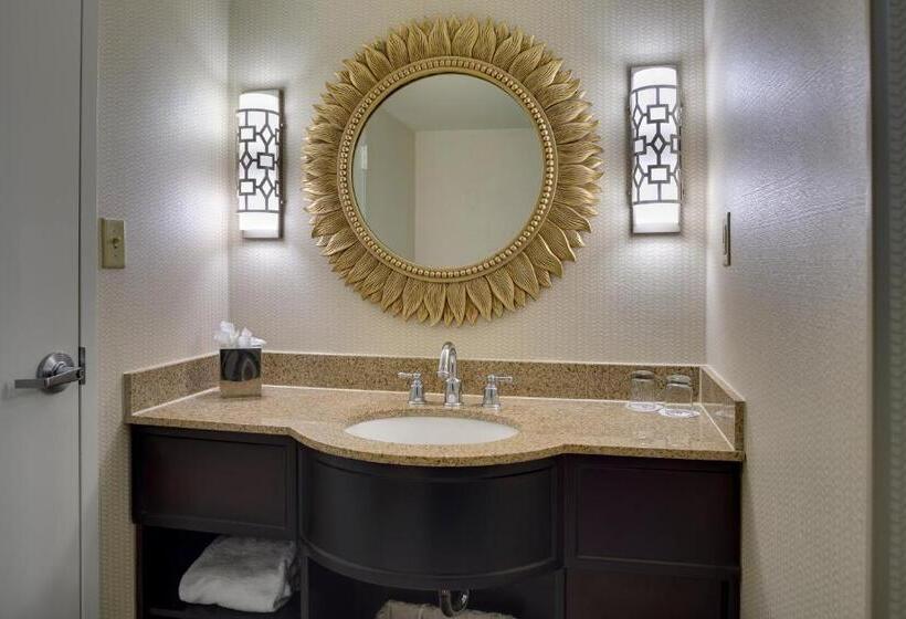 غرفة قياسية سرير كينج لذوى الإحتياجات الخاصة, Charleston Marriott