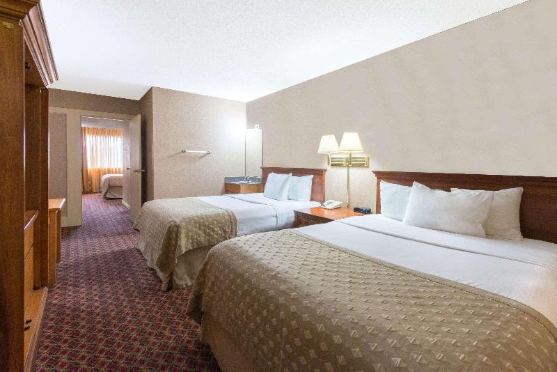 Номер Стандарт, Ramada By Wyndham Topeka Downtown Hotel & Convention Center
