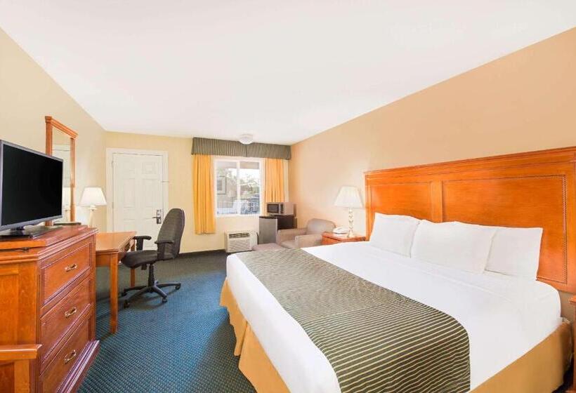 带大床的标准工作室, Ramada By Wyndham Flagstaff East