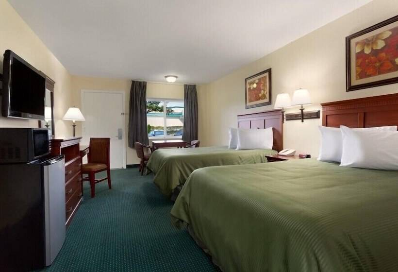 Номер бизнес-класса, Travelodge By Wyndham Orange County Airport/ Costa Mesa