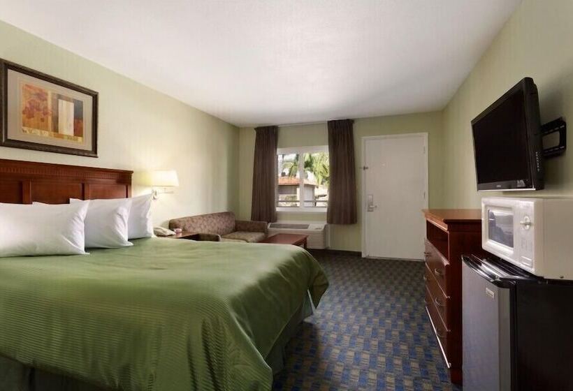 Номер бизнес-класса, Travelodge By Wyndham Orange County Airport/ Costa Mesa