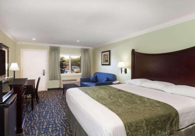 Номер бизнес-класса, Travelodge By Wyndham Orange County Airport/ Costa Mesa