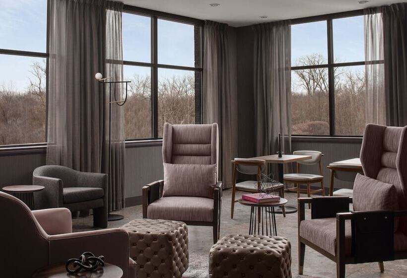 Номер Клуб, Renaissance Chicago North Shore