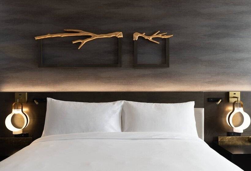 Номер Клуб, Renaissance Chicago North Shore