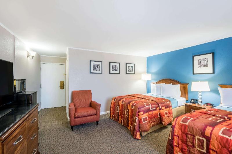 수피리어 룸 풀장 전망, Wyndham Lancaster Resort And Convention Center