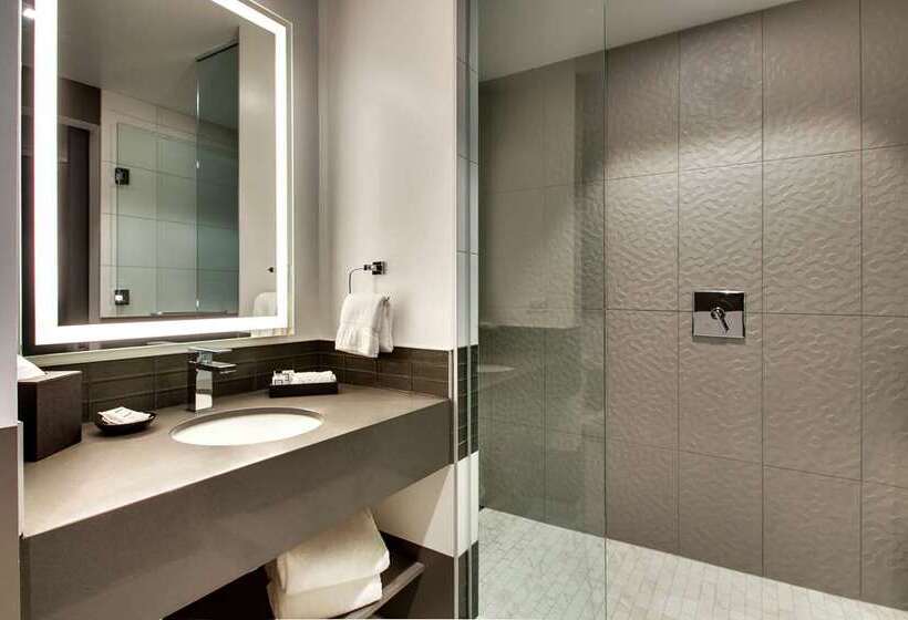 Номер Стандарт, Hilton Waco