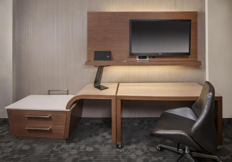 Люкс Кровать Кинг, Courtyard By Marriott Lansing