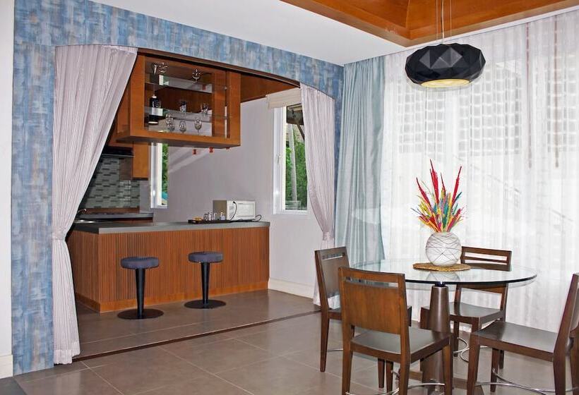 Люкс, Weekender Resort