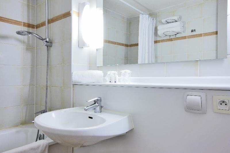 Номер Стандарт Трехместный, Hôtel Kyriad Cap Sud