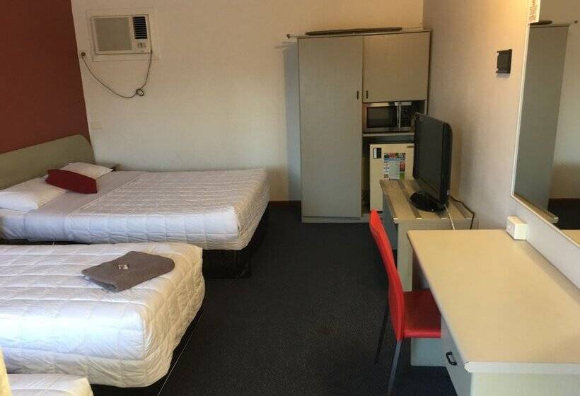 패밀리 룸, Parkway Motel