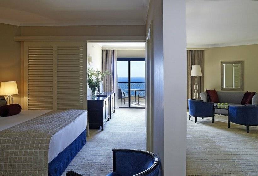 سوییت جونیور با چشم‌انداز دریا, Corinthia St George S Bay