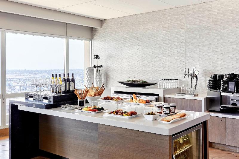 带大床的俱乐部房间, Los Angeles Airport Marriott