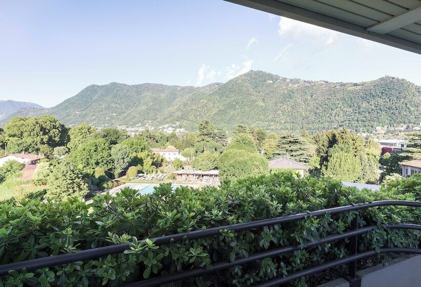 اتاق لوکس با چشم‌انداز استخر, Sheraton Lake Como
