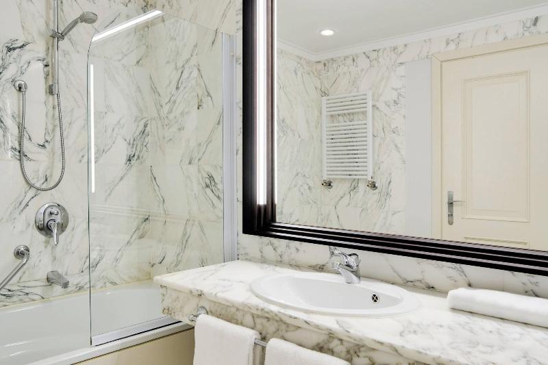 اتاق لوکس با تخت بزرگ, Sheraton Lake Como