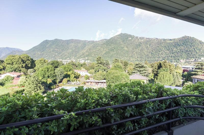 اتاق لوکس با چشم‌انداز استخر, Sheraton Lake Como