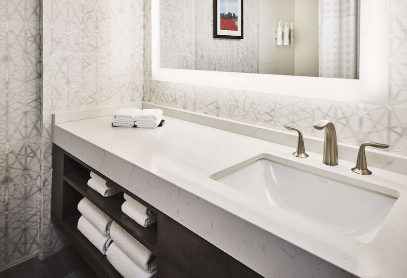 带阳台套房, Embassy Suites By Hilton Alexandria Old Town