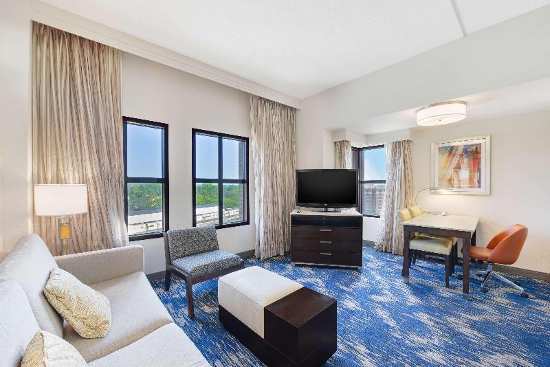带大床的套房, Embassy Suites By Hilton Alexandria Old Town