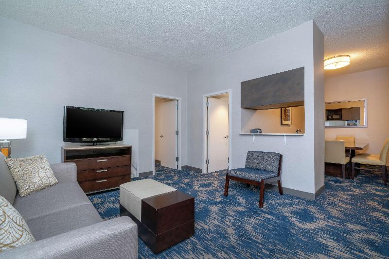 带大床的套房, Embassy Suites By Hilton Alexandria Old Town