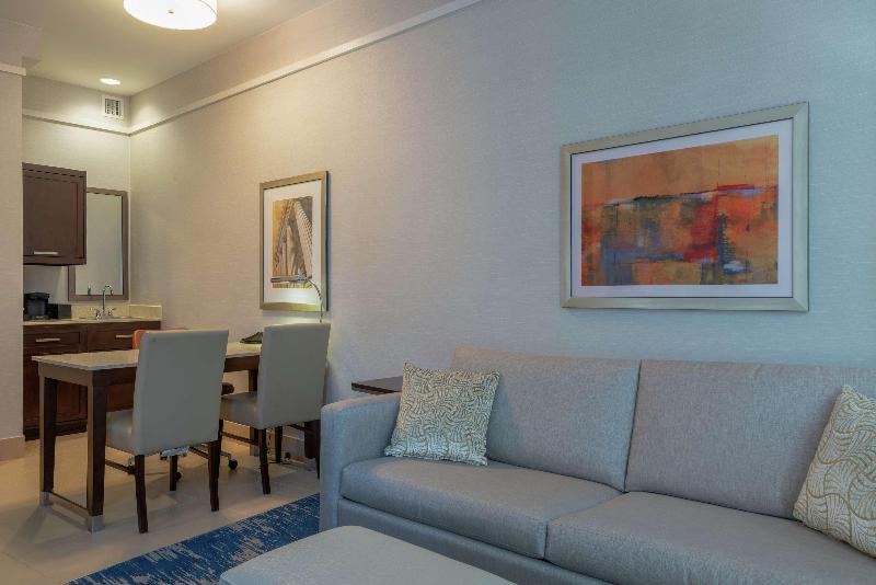 带大床的标准工作室, Embassy Suites By Hilton Alexandria Old Town