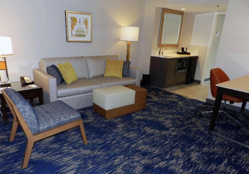 带阳台套房, Embassy Suites By Hilton Alexandria Old Town