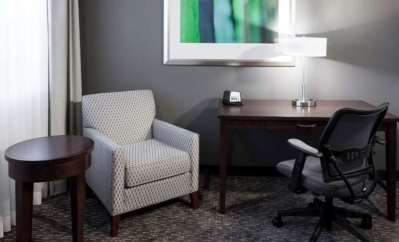 带大床的套房, Embassy Suites By Hilton Alexandria Old Town