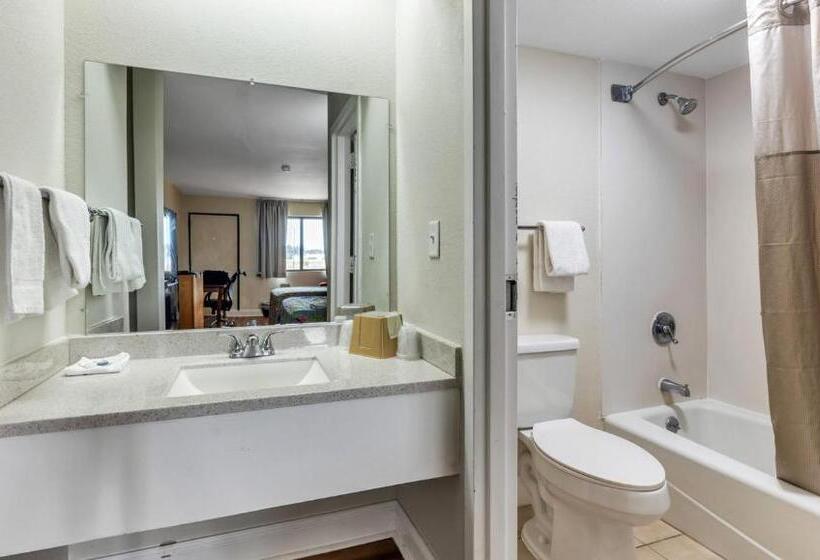 Номер Стандарт, Studios And Suites 4 Less Emporia