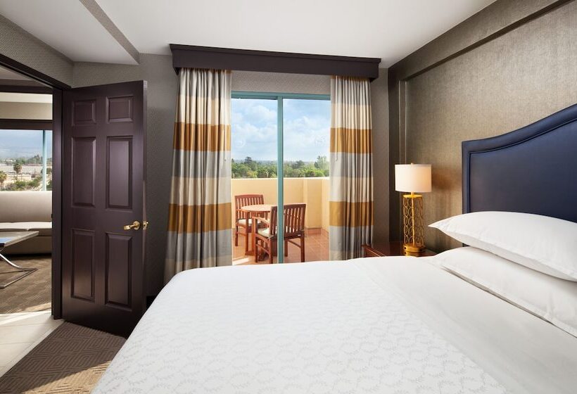 Номер Стандарт, Sheraton Fairplex Suites & Conference Center