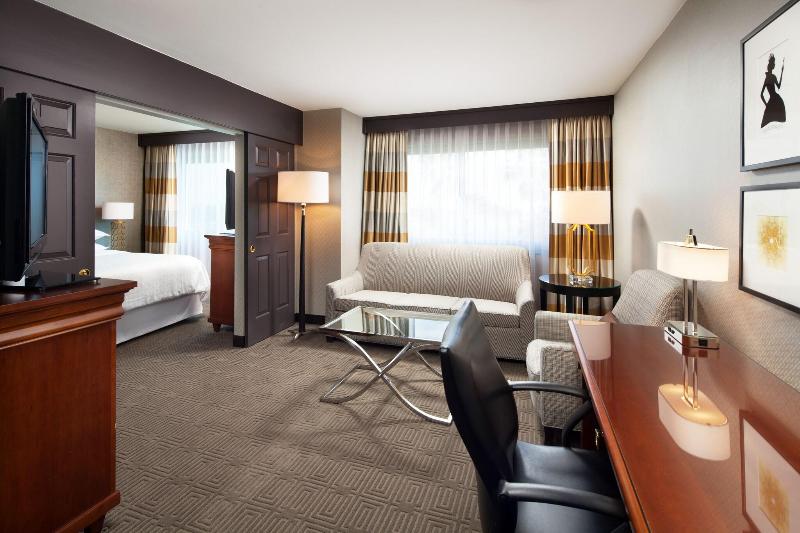 Номер Клуб Кровать Кинг, Sheraton Fairplex Suites & Conference Center