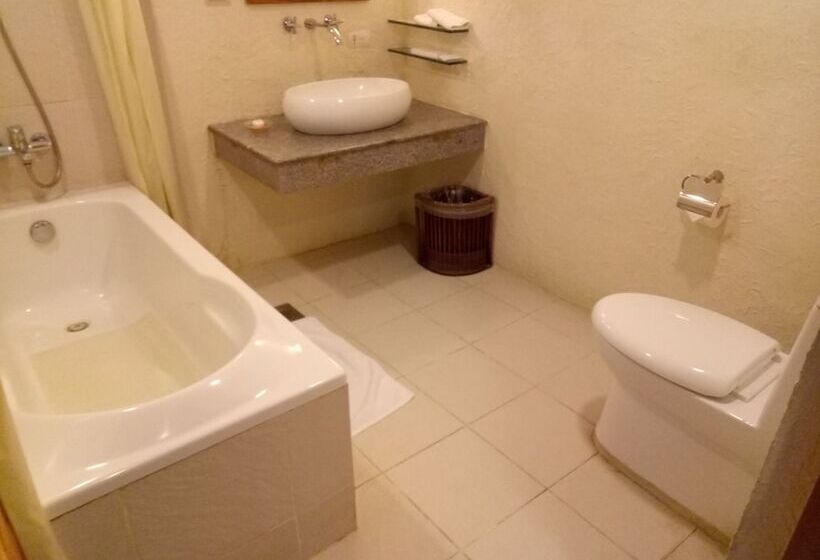 Номер Deluxe, Bluewater Maribago Beach Resort