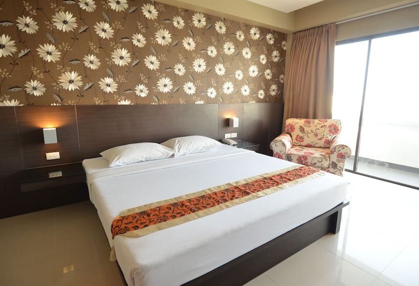Номер Deluxe Вид на Бассейн, Welcome Plaza Hotel Pattaya
