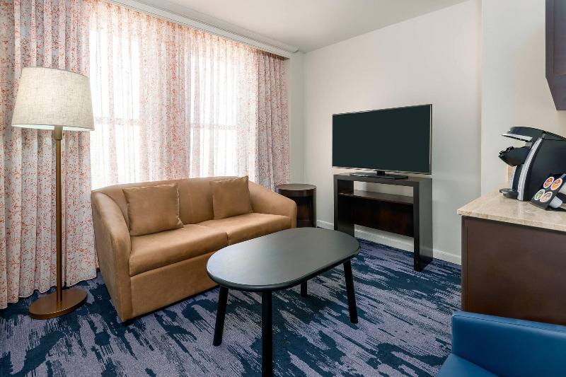 מיטת קינג בסוויטה, The Connally Hotel Downtown Atlanta, Ascend Hotel Collection