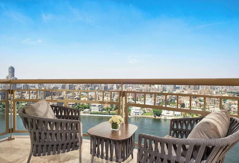 سوئیت پریمیوم, Conrad Cairo
