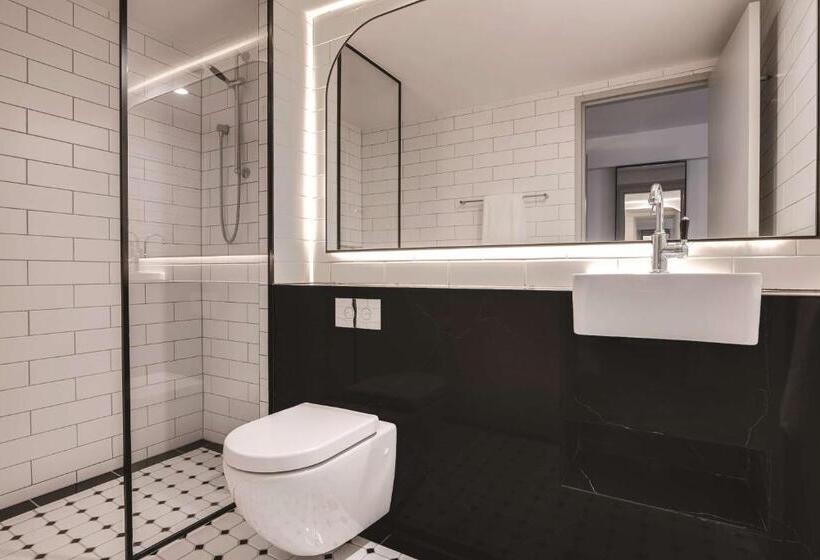 이그제큐티브 룸 킹사이즈 침대, The Savoy Hotel On Little Collins Melbourne