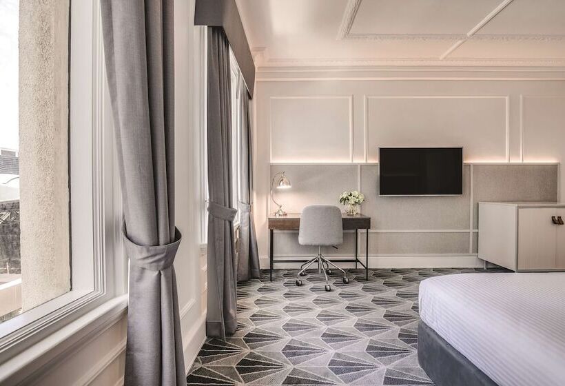 이그제큐티브 룸 킹사이즈 침대, The Savoy Hotel On Little Collins Melbourne
