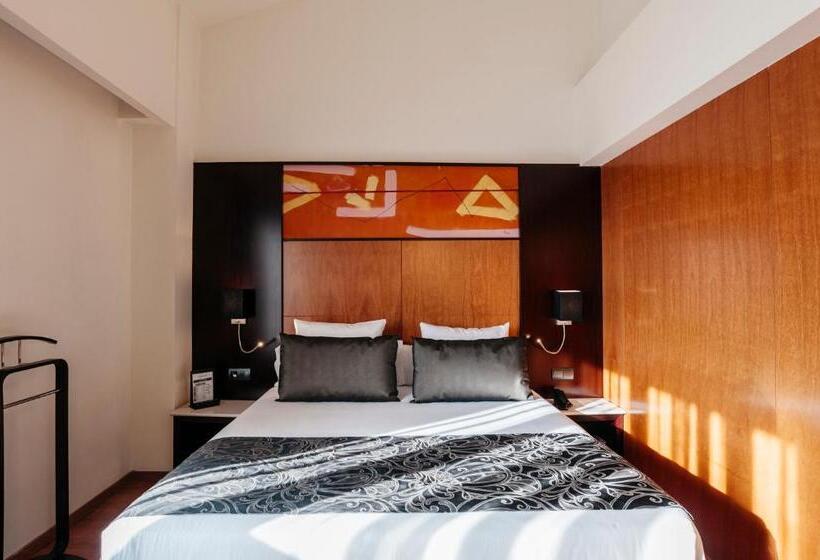 اتاق پرمیوم, Catalonia Brussels