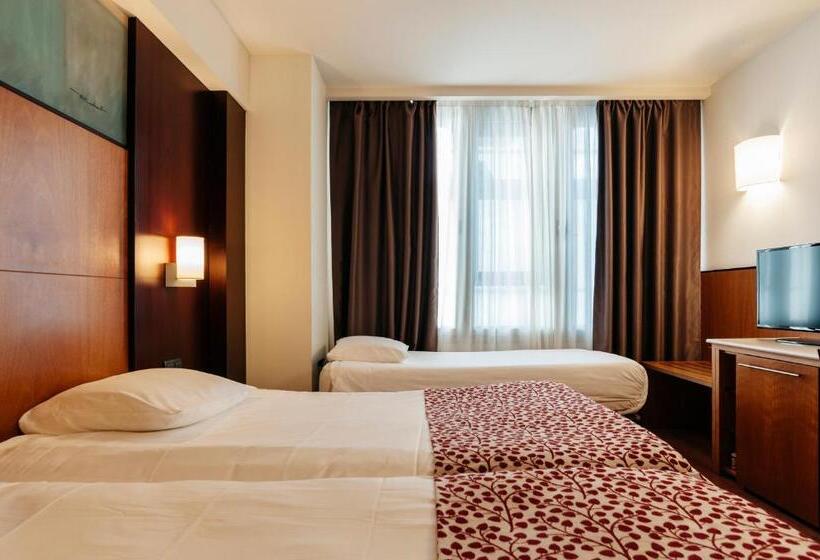 اتاق استاندارد سه نفره, Catalonia Brussels