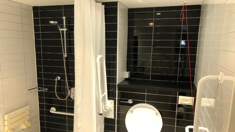 Номер Стандарт Адаптированный для Инвалидов, Holiday Inn Express Glenrothes, An Ihg