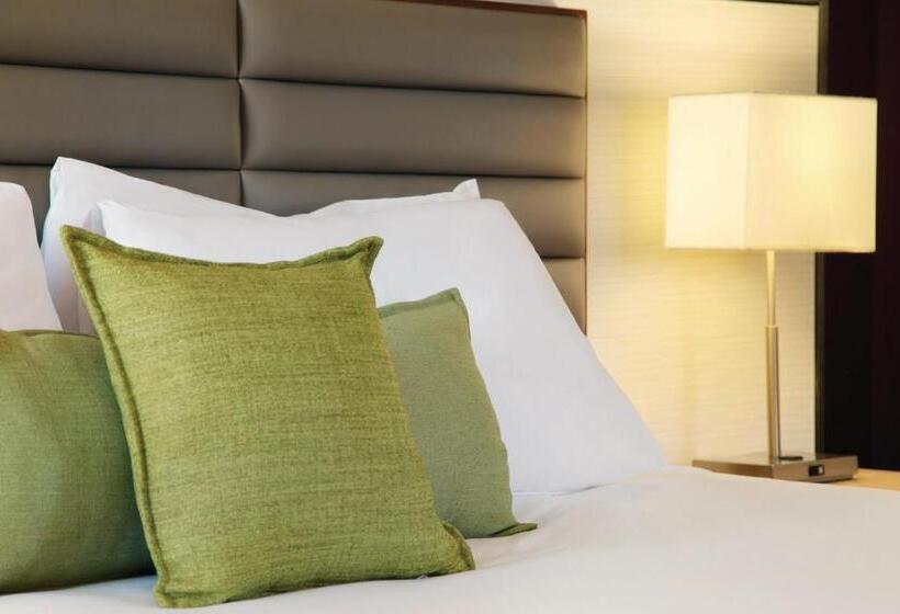 اتاق استاندارد با تخت بزرگ, Coast Prince George Hotel By Apa