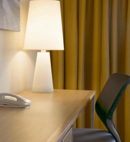 اتاق استاندارد با تخت دو نفره بزرگ, Coast Prince George Hotel By Apa